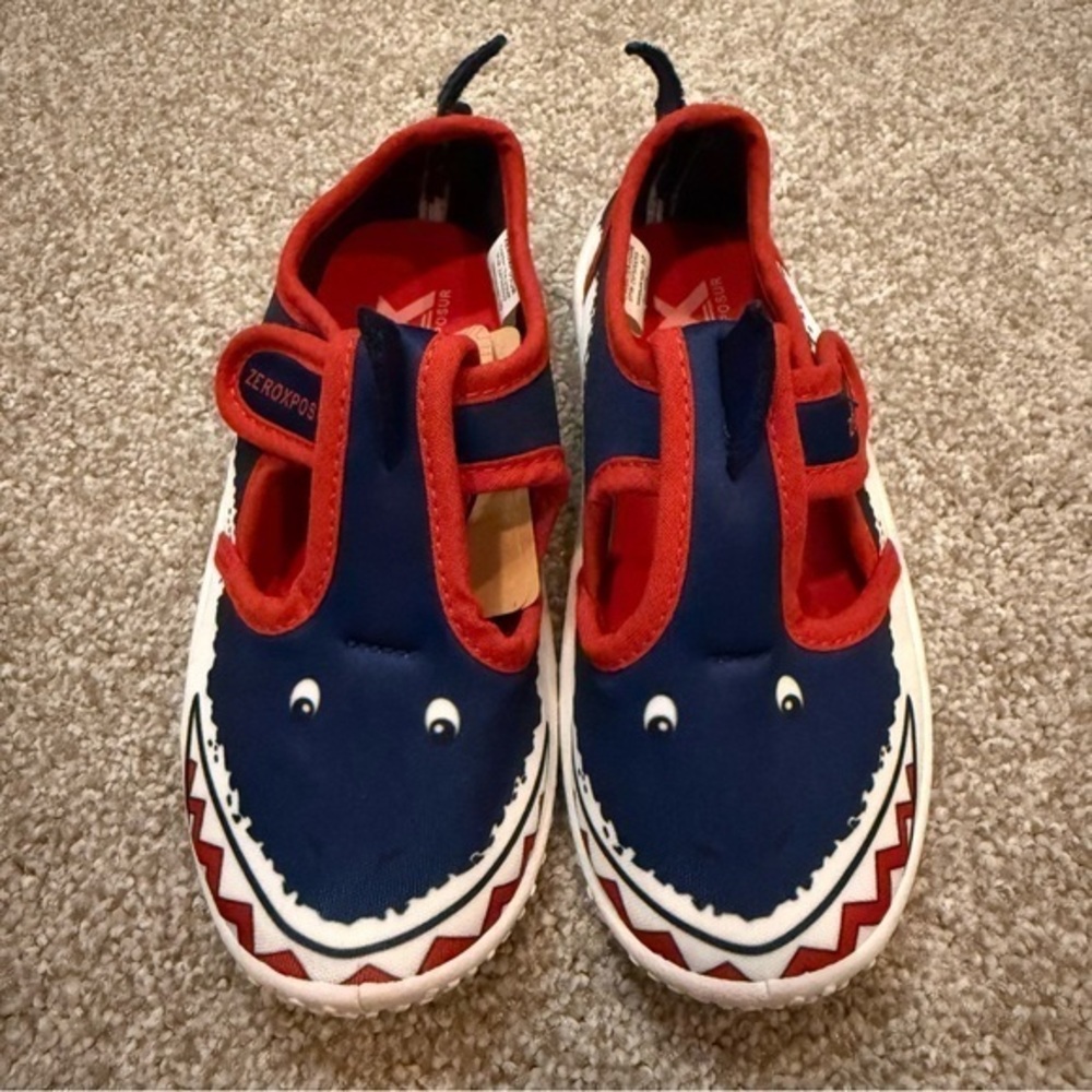NWT ZeroXposur toddler size 10 Shark water shoes with Velcro strap